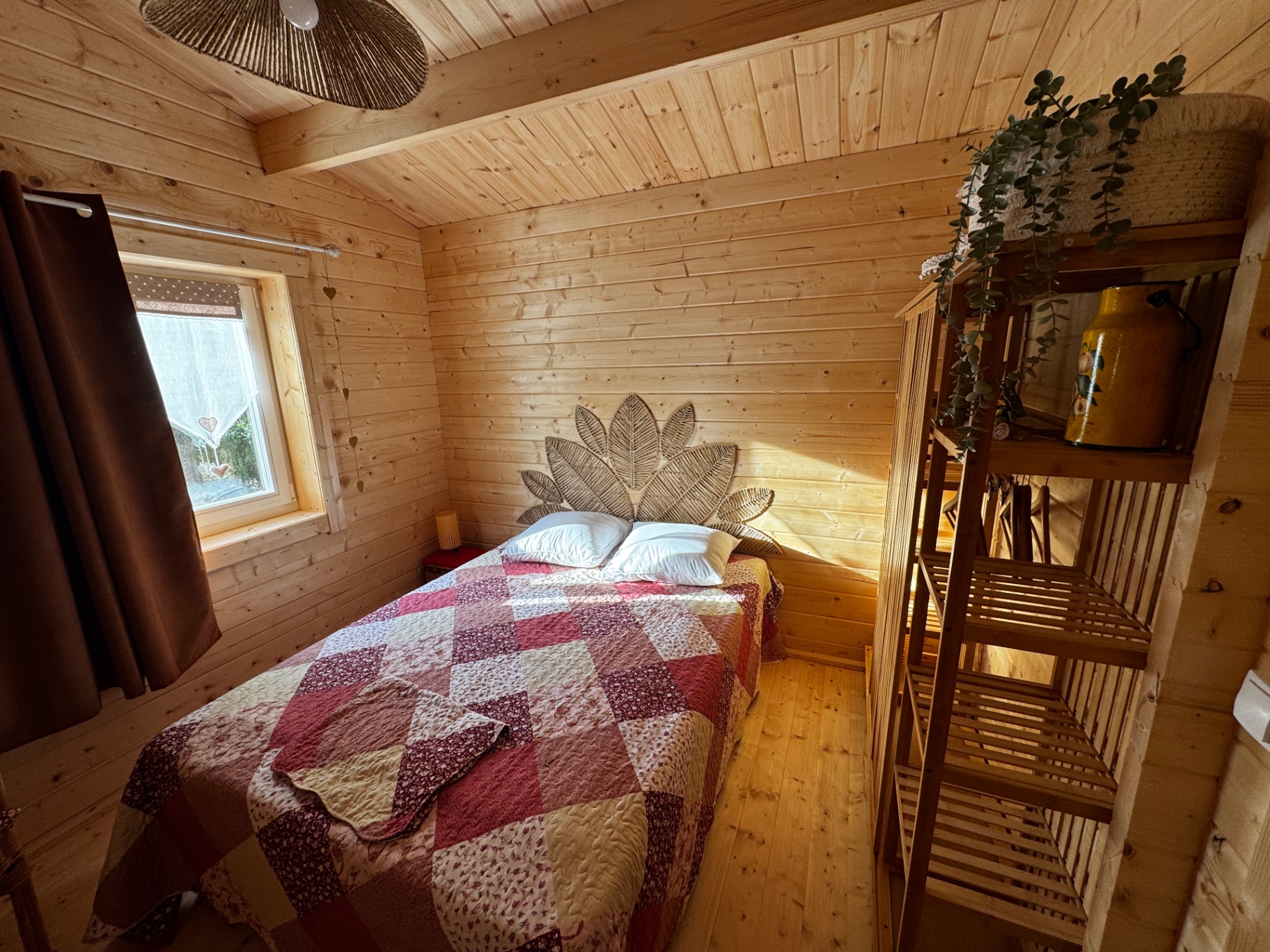 Chambre cosy avec tête de lit en rotin