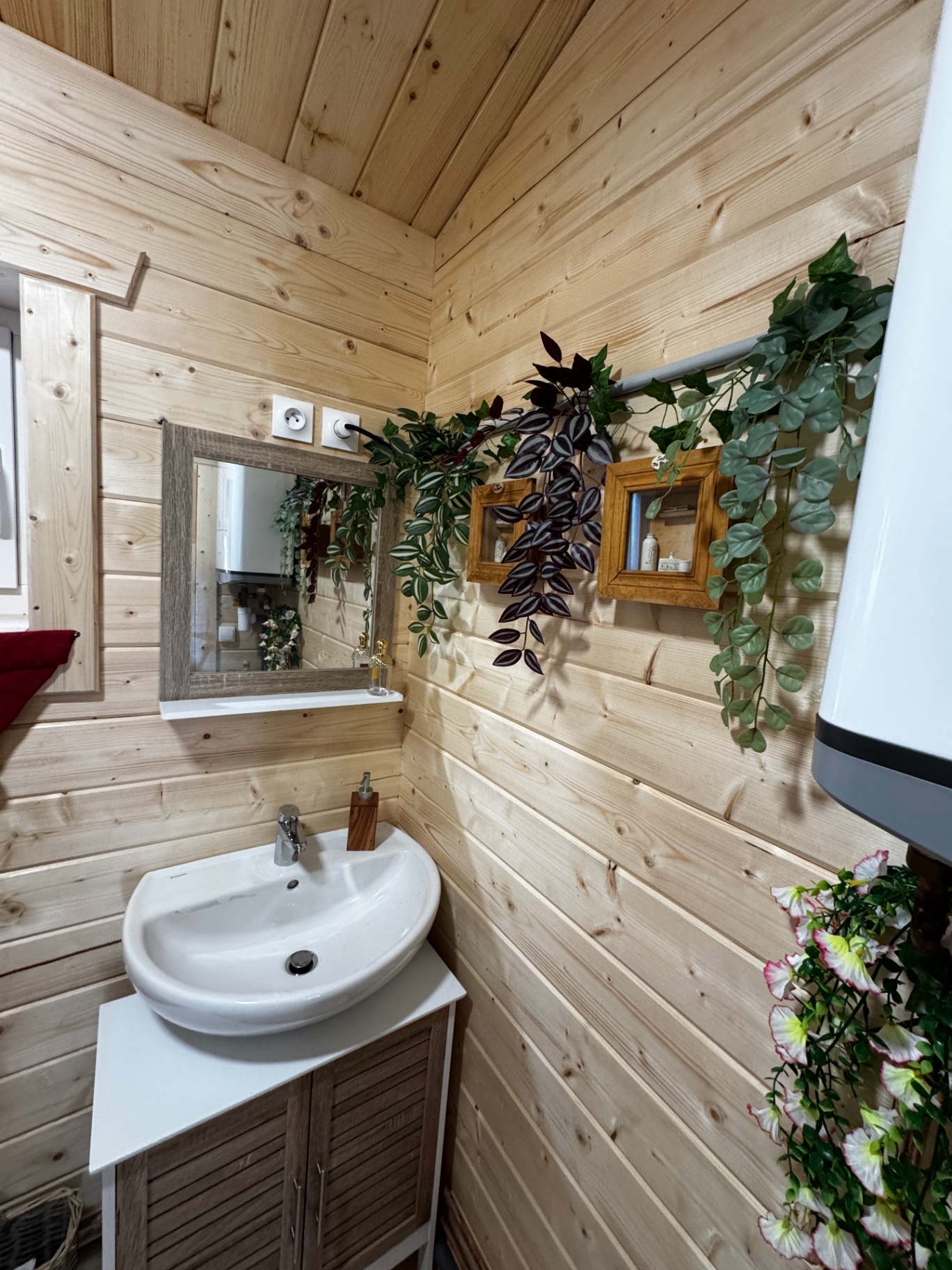 Vasque et miroir dans la salle d'eau en bois