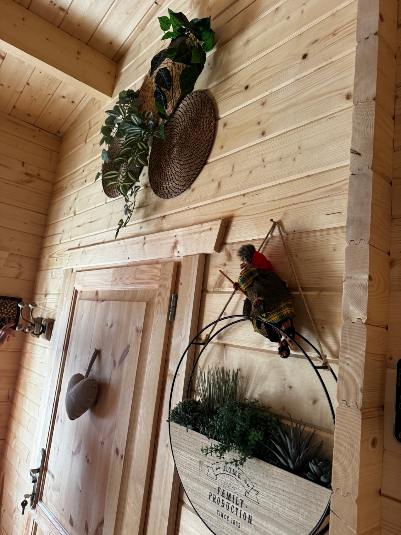 Entrée du chalet avec décoration bretonne